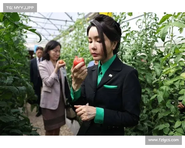 韩国第一夫人一袭薄纱刺绣绿裙出尽风头，优雅气质成全场焦点(韩国夫人叫什么)